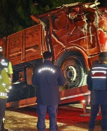 Kamyon devrildi, savrulan karpuzların çarptığı 2 kişi yaralandı