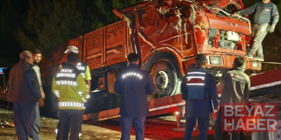 Kamyon devrildi, savrulan karpuzların çarptığı 2 kişi yaralandı