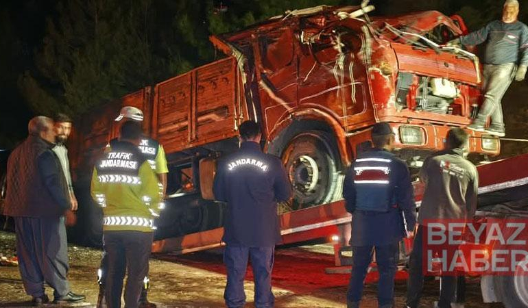 Kamyon devrildi, savrulan karpuzların çarptığı 2 kişi yaralandı