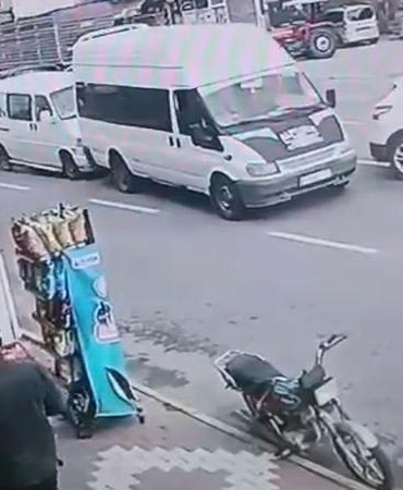 4 aracın karıştığı zincirleme kaza kamerada