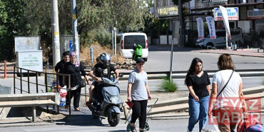 İki mahalleyi ayıran caddede üst geçit çilesi