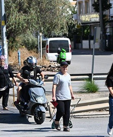 İki mahalleyi ayıran caddede üst geçit çilesi