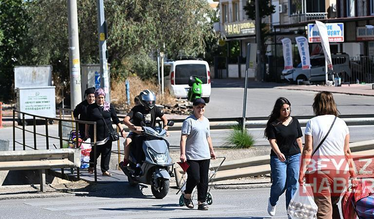 İki mahalleyi ayıran caddede üst geçit çilesi