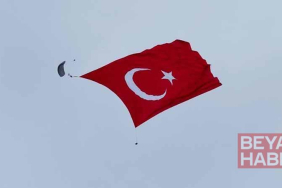 Mehmetçik, 3 bin metrekarelik Türk bayrağını dalgalandırdı