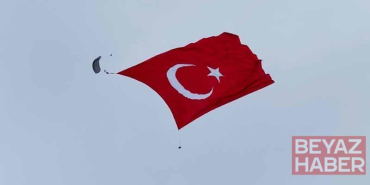 Mehmetçik, 3 bin metrekarelik Türk bayrağını dalgalandırdı