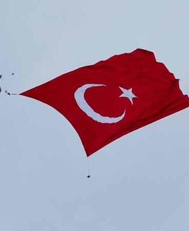 Mehmetçik, 3 bin metrekarelik Türk bayrağını dalgalandırdı