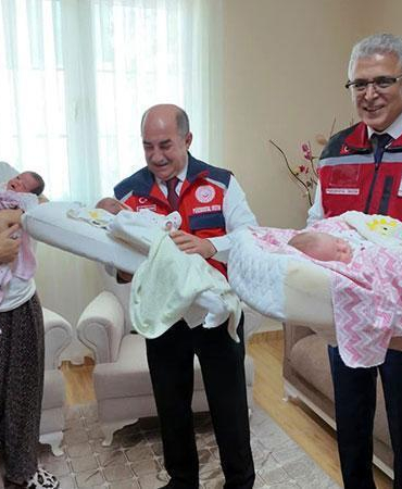Dördüzleri olan aileye Bakan Göktaş’tan tebrik