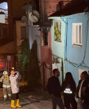 Fatih’te 2 katlı bina alev alev yandı: 1 ölü