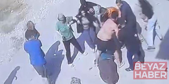 İki aile arasındaki keserli ve bıçaklı kavga kamerada