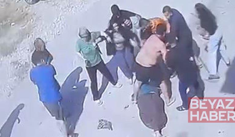 İki aile arasındaki keserli ve bıçaklı kavga kamerada