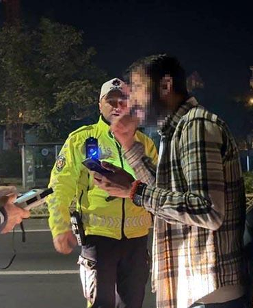 Alkolmetreyi üflemedi, kimlik numarasını soran polise,
