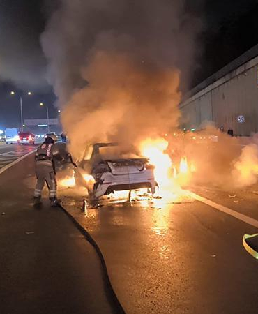Sarıyer TEM Otoyolu’nda otomobil duran taksiye çarptı: 2 araç yandı, 5 kişi yaralandı