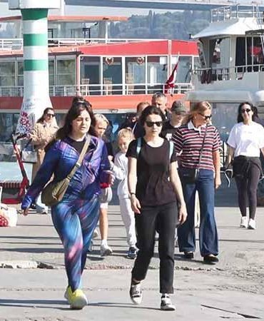 İstanbullular güneşli havanın keyfini çıkardı; kimi yüzdü kimi yürüyüş yaptı