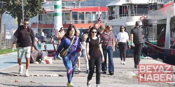 İstanbullular güneşli havanın keyfini çıkardı; kimi yüzdü kimi yürüyüş yaptı