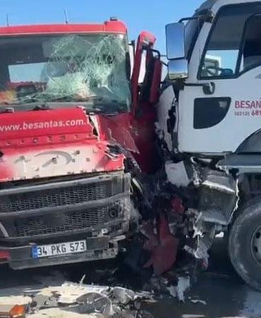 Avcılar’da iki beton mikseri çarpıştı; yaralı şoför hastaneye kaldırıldı