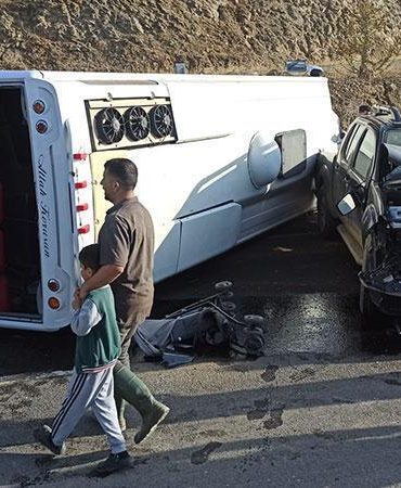 Bingöl’de midibüs ile kamyonet çarpıştı: 12 yaralı