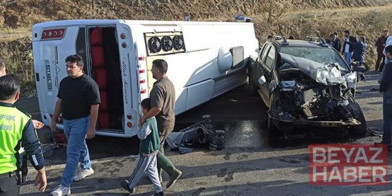 Bingöl’de midibüs ile kamyonet çarpıştı: 12 yaralı