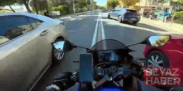 Motosikletle otomobilin çarpıştığı anlar kask kamerasında