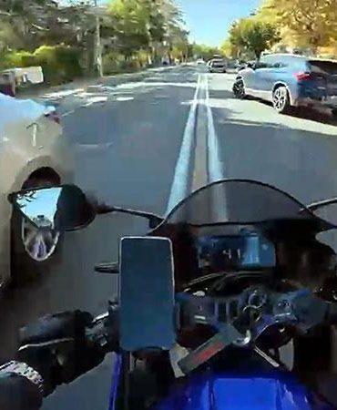 Motosikletle otomobilin çarpıştığı anlar kask kamerasında