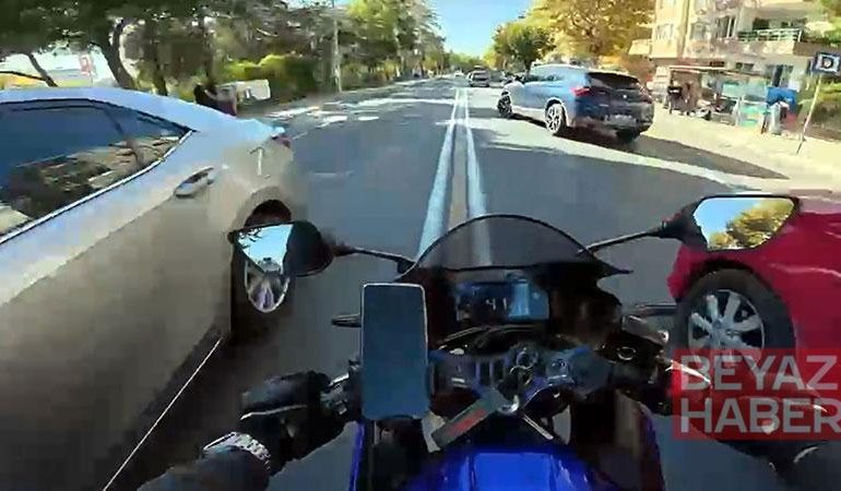 Motosikletle otomobilin çarpıştığı anlar kask kamerasında