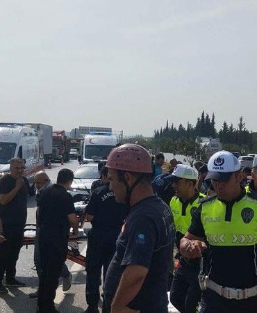 Midibüs, kaygan yolda devrildi; yaralılar var