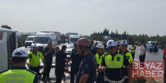 Midibüs, kaygan yolda devrildi; yaralılar var