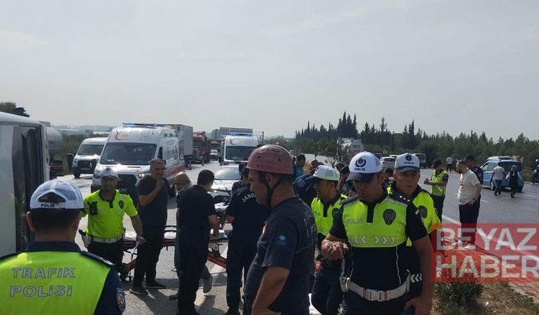 Midibüs, kaygan yolda devrildi; yaralılar var
