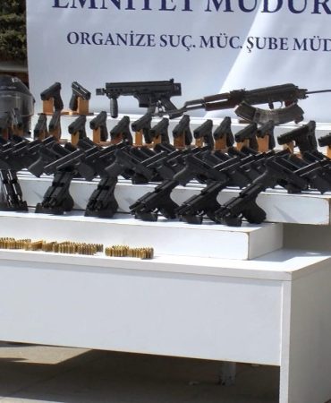 Suç örgütü operasyonlarında ele geçirilenler emniyette sergilendi