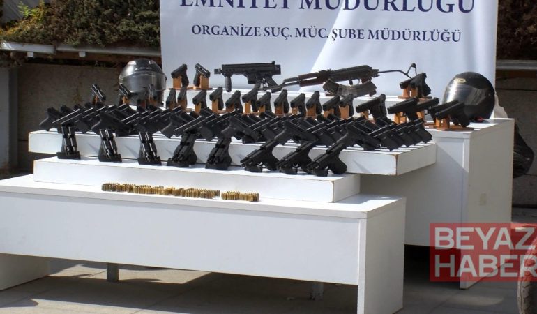 Suç örgütü operasyonlarında ele geçirilenler emniyette sergilendi