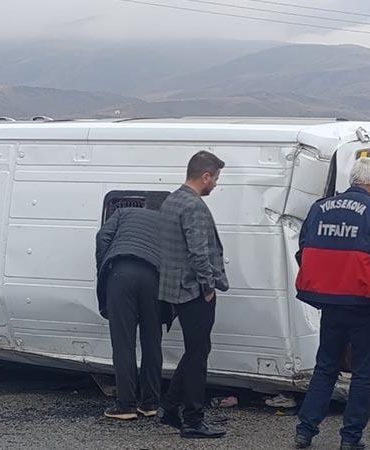 Öğrenci servisi devrildi; 12 yaralı