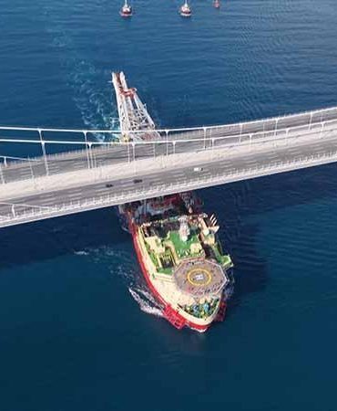 Dev boru döşeme gemisi İstanbul Boğazı