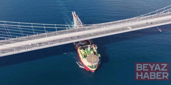 Dev boru döşeme gemisi İstanbul Boğazı
