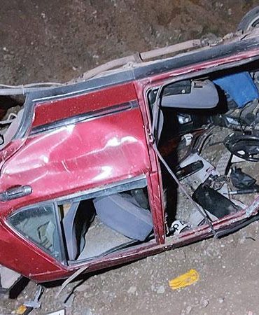 Otomobil, köprü temeline devrildi: 2 yaralı