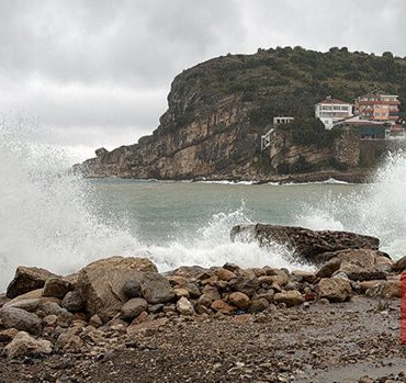 Amasra'da fırtına alarmı: 2 metrelik dev dalgalar kıyıyı dövdü