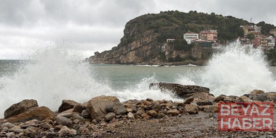 Amasra'da fırtına alarmı: 2 metrelik dev dalgalar kıyıyı dövdü