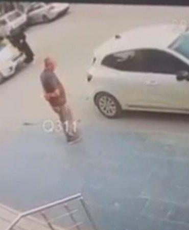 Hafif ticari aracın yayaya çarptığı kaza kamerada