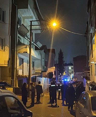 Boşaltılan binada balkon çöktü, sokak giriş-çıkışa kapatıldı