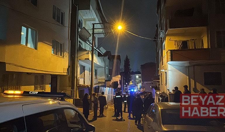 Boşaltılan binada balkon çöktü, sokak giriş-çıkışa kapatıldı