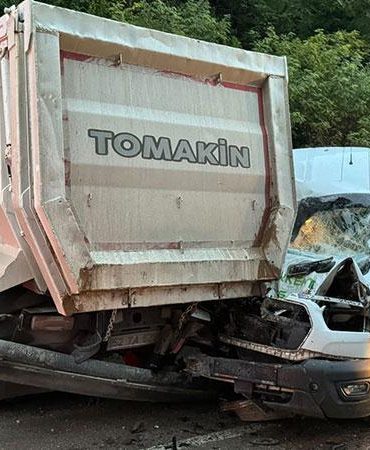 Ordu’da yolcu minibüsü kamyonla çarpıştı: 1 ölü 23 yaralı