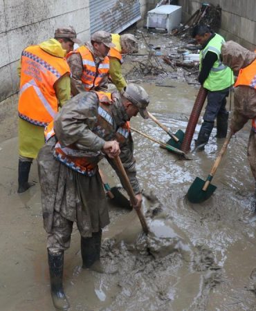 Ayazağa'da jandarma ekipleri sel sonrası temizlik çalışmalarına katıldı