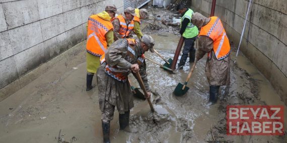 Ayazağa'da jandarma ekipleri sel sonrası temizlik çalışmalarına katıldı