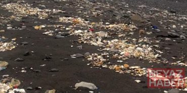 Yağmurla birlikte denize sürüklenen çöpler kıyıya vurdu
