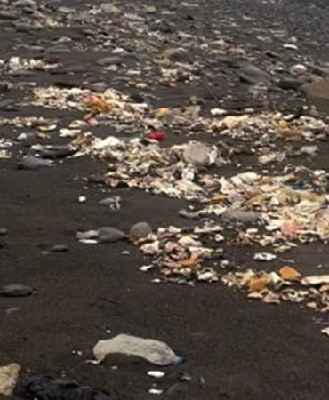 Yağmurla birlikte denize sürüklenen çöpler kıyıya vurdu