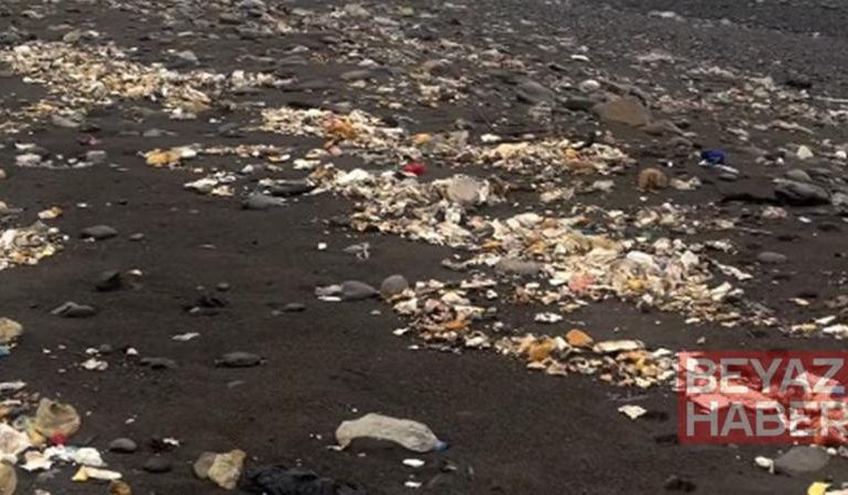 Yağmurla birlikte denize sürüklenen çöpler kıyıya vurdu