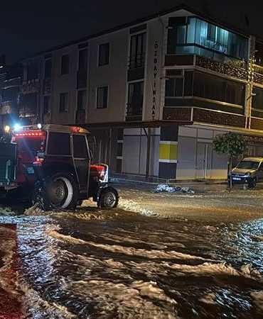 Sakarya’da sağanak; cadde ve sokaklar göle döndü