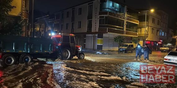 Sakarya’da sağanak; cadde ve sokaklar göle döndü