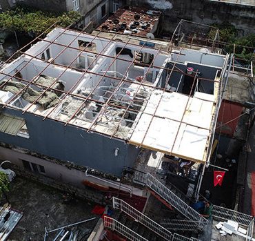 Adana'da fırtına çatıyı uçurdu! Evin sahibi o anları anlattı: Deprem oldu sandık