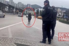 Eşinin, çocuklarını göstermediğini iddia edip, boğazına bıçak dayadı