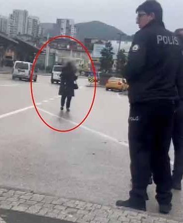 Eşinin, çocuklarını göstermediğini iddia edip, boğazına bıçak dayadı