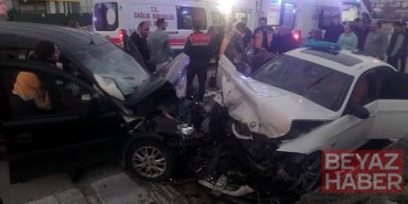 Gebze’de iki otomobil çarpıştı: 4 yaralı